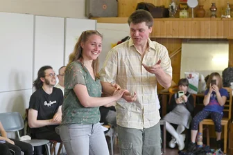 Überraschungsfund bringt vergessenes Stück zurück auf die Zwotaer Waldbühne - Der Verein Waldbühne Zwota probt zurzeit die Operette „Winzerliesel" von Georg Mielke. Clara Hackbusch und Louis Letterer spielen die Hauptrollen.
