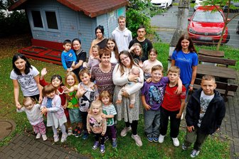 Überraschungsparty zum Ende: Hohenstein-Ernstthaler verabschieden sich von Tagesmutter - Beate Molch mit einigen der Kinder, die sie in fast 20 Jahren als Tagesmutter betreut hat.