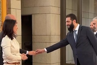 Überschätzt sich Europa im Umgang mit Syrien? - Kein Handschlag für Außenministerin Annalena Baerbock bei dem gemeinsamen Besuch mit ihrem französischer Amtskollege Jean-Noël Barrot beim neuen syrischen Machthaber Ahmed al-Scharaa (Mitte).