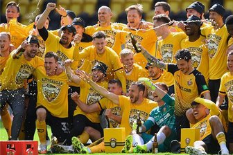 Überschattet von Ausschreitungen steigt Dynamo Dresden in 2. Fußball-Bundesliga auf - Das Siegerfoto der Dresdner Spieler, von denen sich einige schon ein kühles Blondes genehmigten.