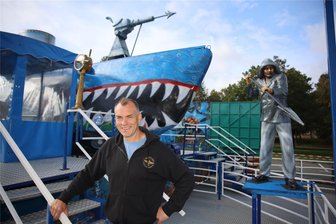 Überschlag-Schaukel, U-Boot-Manöver, XXL-Rutsche: Mit diesen Neuheiten startet der Zwickauer Herbstrummel - Schon mal in einem U-Boot-Simulator gesessen? Marco Walz vom Zwickauer Schaustellerverband hat es ausprobiert.