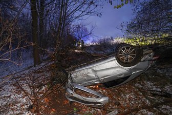 Überschlagen und im Wald gelandet: Schwerer Unfall auf der A 4 bei Hohenstein-Ernstthal - Sachschaden summiert sich auf 50.000 Euro - Ein Pkw Mercedes ist nach einem Unfall im Wald gelandet.