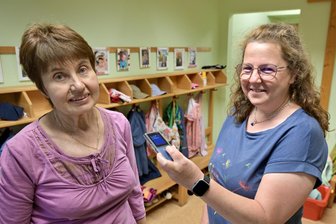 Übersetzer für die Hosentasche: Warum Zwickauer Kitas Hilfe brauchen - Großmutter Svitlana Komarnytska (links) aus der Ukraine spricht mit Stefanie Weiß, Leiterin der Kita „Oberhohndorf“ – per Mini-Dolmetscher.