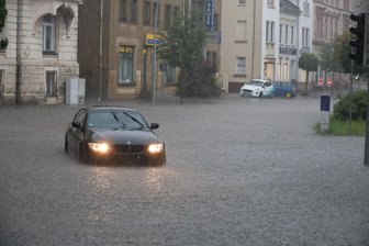 Überspülte Straßen, umgestürzte Bäume, gesperrte Bahnstrecke: Gewitter mit Starkregen und Hagel ziehen über das Erzgebirge - Wie fast immer bei starkem Regen stand die Bahnhofstraße in Aue komplett unter Wasser.