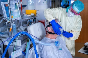 Übertherapie oder notwendige Pflege? Jeder Zehnte in Deutschland stirbt beatmet im Krankenhaus - Beatmungsmaske auf: In Deutschland werden vergleichsweise viele Patienten in Krankenhäusern beatmet.