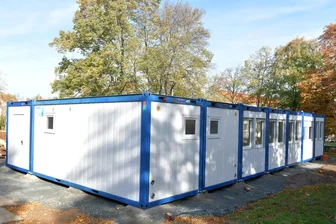 Übervolle Klassenzimmer in Freiberg: Diese vier Vorschläge sollen Entlastung bringen - Lernen in Klassenzimmer-Containern: An der Winklerschule in Freiberg sind in den Herbstferien Container für den Unterricht aufgestellt worden, weil der Platz nicht mehr ausreichte.