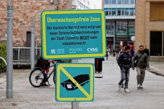 "Überwachungsfreie Zone" in der Chemnitzer Innenstadt: Kunstfreiheit oder eine Anmaßung? - Mitte September waren mehrere Schilder in der Innenstadt aufgetaucht, die eine "Überwachungsfreie Zone" markierten.