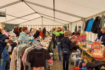 Überwältigt von der Resonanz: Flohmarkt im Reichenbacher Ortsteil Friesen vereint 50 Händler - Im Zelt und darum herum herrschte beim Flohmarkt in Friesen Trubel.