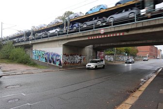 Überweg am Bahnhof Zwickau-Pölbitz soll sicheres Überqueren der Jahnstraße ermöglichen - Am Pölbitzer Bahnhof soll nach dem Willen einer Ratsfraktion ein Fußgängerüberweg für mehr Sicherheit sorgen.