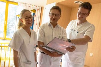 Überzeugt die Kleinstadtklinik angehende Mediziner? - Agata Pisarska -hier mit Ulf Meyer, dem Chefarzt der Annaberger Klinik für Kinder- und Jugendmedizin, und Patrick Schubert (v. l.) - möchte später in die Chirurgie. Ihr Kommilitone strebt den Einsatz als Notarzt an.