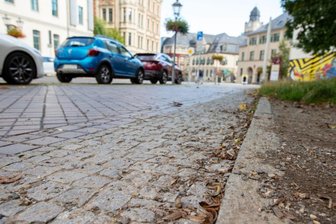Übler Sturz auf Problem-Boulevard - An dieser Stelle auf dem Gehweg der Neundorfer Straße passierte es: Bei Regen rutschte Anke Lorenz aus und erlitt eine Fraktur. Der Unfall machte eine OP der Augenhöhle nötig.