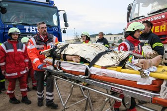 Übung: Einsatzkräfte bergen in Aue verschüttete Person - THW, DRK und Feuerwehr übten am Samstag gemeinsam die Bergung einer verschütteten Person