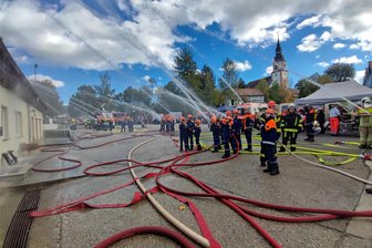 Übung für Jugendfeuerwehren an der Landesgrenze von Sachsen und Thüringen: 80 Mädchen und Jungen zeigen ihr Können - 80 Mädchen und Jungen haben sich am Samstag an der Übung in Ponitz beteiligt.