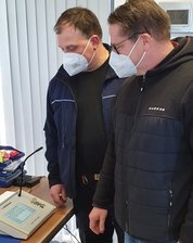 Übung: Sirenenalarm in Limbach-Oberfrohna - Hauptgerätewart Jörg Scherf (l.) und Ordnungsamtschef Thomas Luderer am zentralen Steuerungssystem des Sirenensystems. 