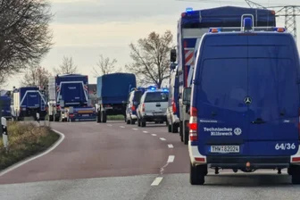 Übung zum Tag des Notrufs in Chemnitz: Blaulichtfahrt am Dienstag - Auch das Technische Hilfswerk ist unter der Notrufnummer 112 erreichbar.
