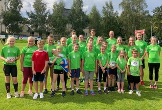 Übungsleiter geben Tempo vor - Für die Skisportler des SV Großwaltersdorf gehört der Bergcrosslauf zum festen Programm der Sommervorbereitung. Ihre Trainerin Isabel Jakob (r.) gewann über die 5-Kilometer-Strecke.