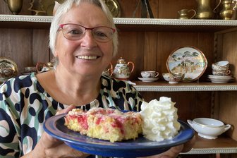Üppige Johannisbeer-Ernte in der Region – doch was tun damit? Diese Vogtländerin kennt ein kinderleichtes Kuchenrezept - Uschi Keller mit ihrem Johannisbeer-Schneekuchen. Sie genießt ihn mit Schlagsahne.