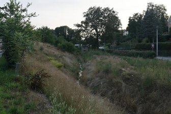 Ufer des Kirchberger Dorfbachs wird befestigt - Der Dorfbach im Bereich Dorfstraße 75. Ende dieses Monats beginnen hier Arbeiten unter anderem am Ufer.