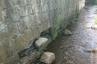 Ufermauer im Vogtland: Böses Erwachen nach Ortstermin - Die Mauer des Schwarzbachs oberhalb des Ex-Gemeindeamts Erlbach bröckelte - und ist inzwischen saniert.