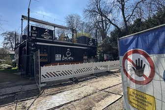 Ufersanierung am Schwanenteich in Zwickau: Wenn das „Bacaru“ öffnet enden die Bauarbeiten - Das Café „Bacaru“ liegt derzeit mitten in einer Baustelle.