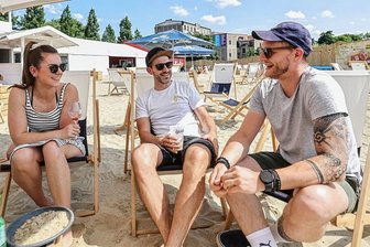 Uferstrand legt nach Pause wieder los - Aileen Pfeiffer, Robin Kunz und Andreas Kirsten sind öfter am Uferstrand in Chemnitz zu Gast. Sie schätzen die chillige Atmosphäre - aber auch, dass kleinere Kinder dort unbeschwert spielen können, während die Eltern sich unterm Schirm einen kühlen Drink gönnen.