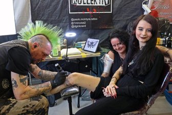 Ufo, Motte und Traumfänger auf der Haut: Das sind die Bilder der Tattoo-Convention in Plauen - Samira Müller aus Schöneck ließ sich eine Motte aufs Schienbein stechen.