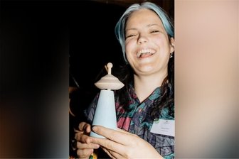 Ufos im Erzgebirge: Wie ein alter Kreisel neuen Schwung ins heimische Kunsthandwerk bringt - Sie hat eine alte und schon nicht mehr verwendete Spielzeugform modern gedacht: Designerin Emma Brix hat einen Hauptpreis für ihr „Orakel-Ufo" – einen modernen Kreisel – bekommen.