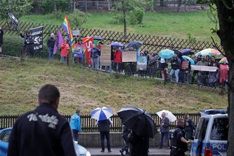 Uhlig-Mühle Bernsdorf: Überraschend starker Protest gegen AfD-Mann Maximilian Krah - Knapp 70 Menschen aller Generationen protestierten am Mittwochabend gegenüber der Uhlig-Mühle gegen Maximilian Krah und die AfD. Die Anmelderin hatte mit 20 Leuten gerechnet. Die Polizei war mit 23 Beamten vor Ort, es blieb friedlich.