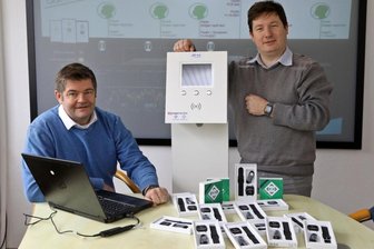 Uhr erkennt Omikron eher als ein Test - Jan Wabst von der Firma Protect, Concepts & Systems in Hohenstein-Ernstthal und Entwickler Thomas Krause (rechts) und nutzen die "Protectwatch" selbst. Algorithmen der App auf dem Handy werten die von der Uhrgelieferten Daten aus.