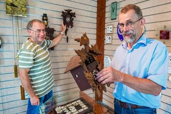 Uhrmacher im Erzgebirge hält seine Uhren an: „Es lohnt sich nicht mehr“ - Nächste Woche hält Andreas Hahn (r.) die Uhren an. Er schließt sein Geschäft in der Ernst-Bauch-Straße in Aue. Auch sein Bruder Johannes (l.) geht in Rente.