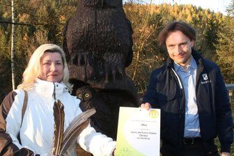 Uhu-Patenschaft besiegelt Verbundenheit - Torsten Störmer und seine Lebensgefährtin Silke Vaupel beim Besuch des Tierparkes in Waschleithe. Dabei wurde die Patenschaft für einen Uhu übernommen. 
