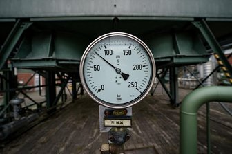 Messinsturmente zeigen den Leitungsdruck von Rohrleitungen des Gaspeichers der Stadtwerke Kiel an.