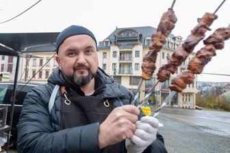 Ukraine-Flüchtling gründet Streetfood-Firma in Plauen und träumt vom eigenen Restaurant - Leonid Lohvinenko mit seinem Streetfood-Anhänger an der Marienstraße in Plauen: Schaschlik, also gegrillte Schweinefleisch-Happen am Spieß, sind seine Spezialität.