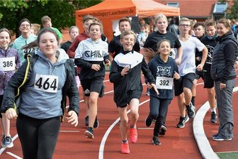 Ukraine-Hilfe: Schulfest und Spendenlauf des Bernhard-von-Cotta-Gymnasiums Brand-Erbisdorf - Nepallauf der Schüler des Brand-Erbisdorfer Cottagymnasium 2021: 480 Läufer, darunter Schüler, Geschwister, Eltern, Großeltern und Lehrer erliefen rund 12.000 Euro. Dieses Geld kam der Partnerschule in Dansing/ Nepal zu Gute. Der Lauf am Freitag wird für die Ukraine organisiert.. Foto: Eckardt Mildner/Archiv