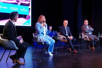 Ukraine-Krieg bestimmt auch Wirtschaftsbrunch - Constance Arndt, Torsten Kleditzsch, Christoph Neuberg und Lukas Basan wurden von Moderator André Hardt (li.) befragt.