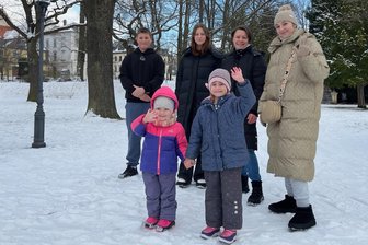 Ukraine-Krieg: Der Kampf zweier Mütter um die Zukunft - Oksana (h.2.v.r.) lebt mit ihren Kindern Marharyta (h.2.v.l.), Ivan ((h.l.) und Veronika (v.r.) in Freiberg. Wie Anastasiia (r.) und Ameliia (v.l.) sind sie 2022 vor dem Krieg in der Ukraine geflohen. Wie geht es weiter?