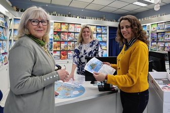 Ukraine-Krieg: Familien finden in Werdau eine zweite Heimat - Mariia Perkhalets (rechts) fühlt sich im Büro bei Christin Hoffmann (Mitte) und Gabriele Beyer wohl. Die Arbeit lenkt die 36-Jährige von ihren Sorgen ab