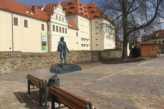 Ukraine-Krieg: Freiberger Denkmal für russischen Gelehrten Lomonossow soll warten - Diese Fotomontage zeigt, wie das Lomonossow-Denkmal am Schlossplatz in Freiberg platziert werden soll. Der Stadtrat hat die Aufstellung gebilligt. 
