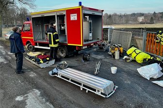 Ukraine-Krieg: Helfer-Treffen fern der Vogtland-Heimat - Feuerwehrleute aus dem Vogtland haben diesen Volkswagen LT samt Ausstattungen an Kameraden aus der Ukraine übergeben.
