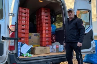 Ukraine-Krieg: Kleinbusse voller Hilfsgüter gehen von Frankenberg aus auf Tour - Unternehmer Detlef Fiedler aus Frankenberg hat mit weiteren Akteuren eine Hilfsaktion für die Ukraine organisiert und fährt mit seiner Frau Jeanet selbst an Polens Grenze, um Hilfsgüter zu übergeben.
