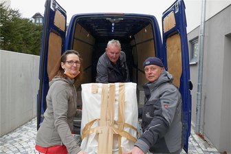 Ukraine-Krieg: So zeigen die Erzgebirger ihre Solidarität - Die Eibenstocker Allgemeinmedizinerin Franziska Pecher-Werner spendet ein Ultraschall-Untersuchungsgerät für die Ukraine. Das geht heute mit auf den Transport an die ukrainische Grenze, der von Sieghart Groß und Jörg Loss von der Laser-Event-Company Eibenstock begleitet wird. 