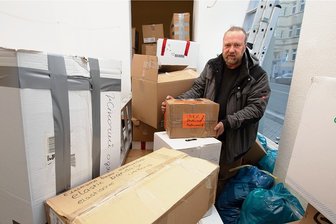 Ukraine-Krieg: So zeigen die Plauener ihre Solidarität - Steffen Unglaub vom Plauener Colorido-Verein sortiert die zahlreichen Spendengüter, die noch in dieser Woche in die Ukraine transportiert werden sollen.
