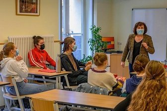Ukraine-Krieg treibt Schüler in Zwickau um: Stellt euch vor, es ist Krieg - Schulstunde zum Ukrainekrieg. Dorit Seichter diskutiert mit dem Leistungskurs Geschichte des Zwickauer Käthe-Kollwitz-Gymnasiums.