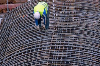 Ukraine-Krieg trifft Sachsens Bauwirtschaft mit voller Wucht - Auf dem Bau wird viel Stahl benötigt. Doch aufgrund von Lieferengpässen kontingentieren Lieferanten bereits die Mengen. Bauvorhaben müssen deshalb schon verschoben werden. 