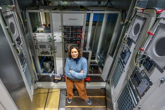 Ukraine, Namibia, Chemnitz: Wasserstoff-Container des Fraunhofer-IWU soll gleich mehrere Probleme lösen - Ulrike Beyer, Leiterin der Referenzfabrik H2, in einem Microgrid im Fraunhofer-IWU Chemnitz.
