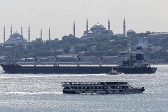 Ukraine setzt Seekorridor für Getreidelieferungen durch - Getreidefrachter im Bosporus: Inzwischen sind wieder mehrere Schiffe mit Getreide aus der Ukraine im Schwarzen Meer unterwegs. 