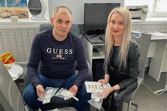 Nataliya Schreiber-Tereshchenko (r.) bei der Übergabe von Sachspenden mit dem Leiter der Kiewer Klinik, die mit Hilfe aus der Region angeschafft werden konnten. Foto: Nataliya Schreiber-Tereshchenko