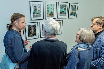 Ukrainebilder in Auerbach: Eine Mischung aus Bedrohung und Hoffnung - Der Ukrainische Künstler Stepan Handzha stellt in der Kulturfabrik Fotos aus. Über die Bilder sprechen Ausstellungsorganisator Danny Otto, Künstler Lothar Stauch und seine Frau Karin sowie Thomas Maschke.