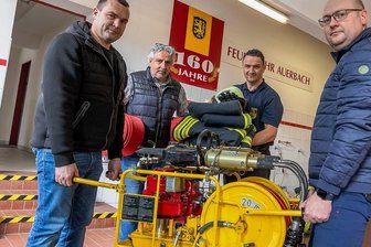 Ukrainehilfe aus dem Göltzschtal: Feuerwehrtechnik geht auf Tour - Die Auerbacher Feuerwehr hat am Mittwoch einen großen Posten Technik und Ausrüstung an den Vogtlandkreis übergeben, der demnächst mit einem Sammeltransport in die Ukraine geschickt werden soll. Im Bild von links: Wehrleiter Nico Voigtländer, OB Manfred Deckert (parteilos), Thomas Schlosser vom Katastrophenschutz und Daniel Bauer, stellvertretender Kreisbrandmeister.
