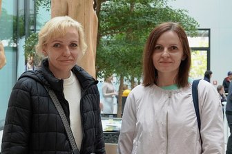 Ukrainehilfe in Zwickau: Bessere Vernetzung nötig - Nataliia Belska (links) und Valentyna Koskova möchten in Zwickau bleiben und Arbeit finden. Doch erst einmal steht den Frauen der Gang zu Behörden bevor.